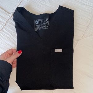 BLACK FIGS SCRUB TOP